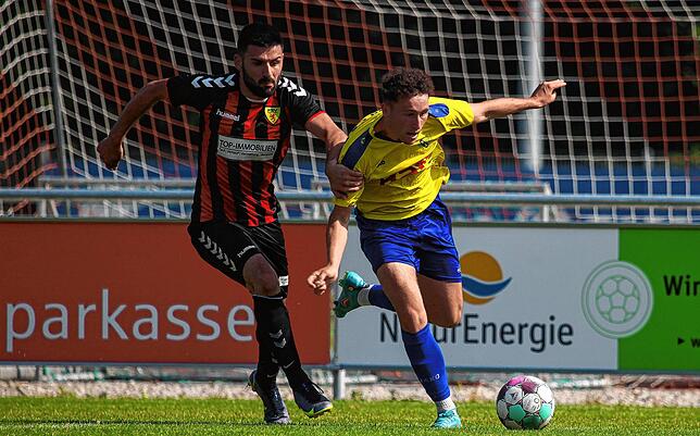 Kampf um den Ball: Timo Senn von der Spvgg. F.A.L. zieht am Rheinfelder Eren Salli vorbei.