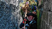 Der 15 Meter lange Narrenbaum wird auf dem Weg zum Anusch&lsquo;s Pub durch das schmale Zitronengässle getragen. Schwerarbeit für Rudi ...