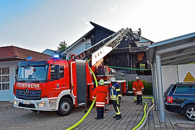 Bild 5: Hausbrand in Hausen vor Wald: 70 Feuerwehrmänner im Einsatz