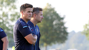 Die Trainer der SpVgg F.A.L., Sebastian Willibald, vorn, und Philip Schinn, durften sich über ein klares 6:0 über den FC Singen freuen.