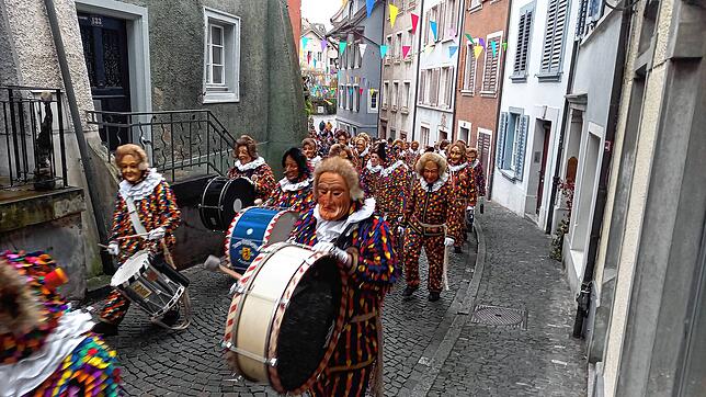 Die Narronen ziehen mit dem Salm durch die Laufengasse.