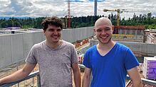 Marcel Flaig (links) und Samuel Kimmich besichtigen die Baustelle des neuen Rottweiler Gefängnisses (JVA). Vom Info-Point aus haben sie ...
