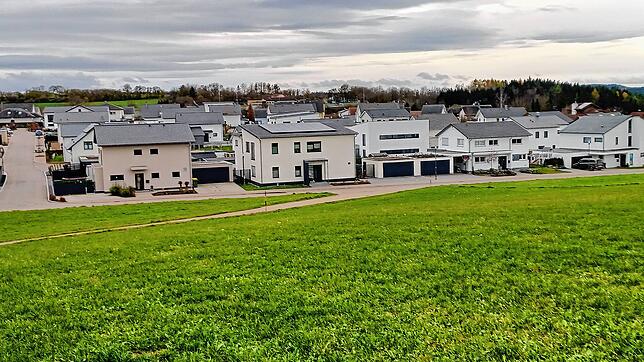 Häuslebauer können sich freuen. Der Gemeinderat bringt das Neubaugebiet Arenberg auf den Weg. Unten ist das bereits erschlossene ...