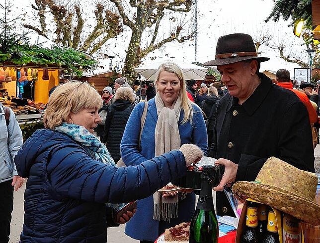 Bild 13: Hincooker auf dem Weihnachtsmarkt: Weihnachtsmann, Taschengeld vom Franz und 2000 Euro Spenden