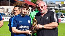 Bezirksliga-Tor des Jahres: Vor dem mit 2:3 gegen den SV Buch verlorenen Spiel freute sich Elias Drews (links) vom VfB Waldshut über die ...