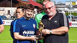 Bezirksliga-Tor des Jahres: Vor dem mit 2:3 gegen den SV Buch verlorenen Spiel freute sich Elias Drews (links) vom VfB Waldshut über die ...