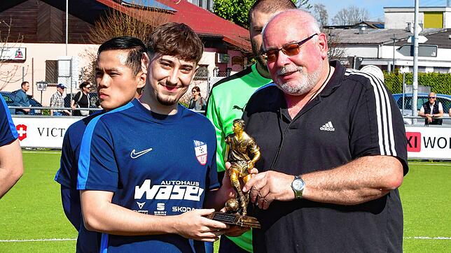 Bezirksliga-Tor des Jahres: Vor dem mit 2:3 gegen den SV Buch verlorenen Spiel freute sich Elias Drews (links) vom VfB Waldshut über die ...