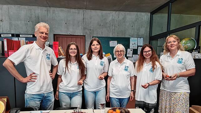 Teilnehmende der Ruandareise informieren an der Justus-von-Liebig-Schule über Partnerschule und Partnerschaftsfest: Peter Schallmayer, ...
