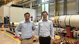 Die nächste Generation rückt in die Verantwortung: KPG-Geschäftsführer Dominik und Manuel Ebi in der Generatorenhalle.