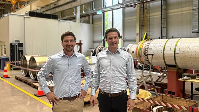 Die nächste Generation rückt in die Verantwortung: KPG-Geschäftsführer Dominik und Manuel Ebi in der Generatorenhalle.