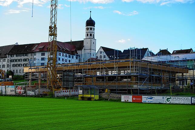 Das Haus der Vereine feiert nach nur siebenmonatiger Bauzeit sein Richtfest.