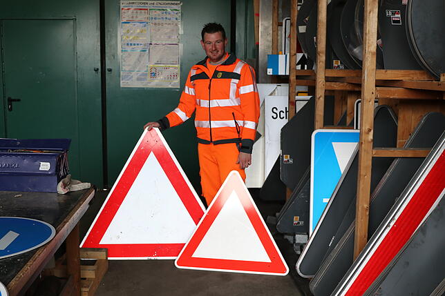 "Auf der Autobahn ist alles ein bisschen größer", sagt Alexander Utz beim Thema Verkehrsschilder. Auch die Beschichtung sei teils ...