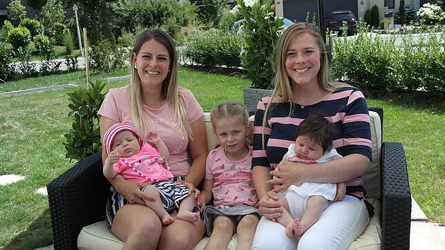 Doppeltes Babyglück in der Ortschaft Efrizweiler: Die Schwestern Andrea Winter (rechts) und Nadine Martin haben ihre Babys Finja und ...