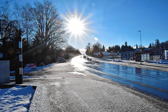 Hier auf der Ludwigshafener Straße soll in ein paar Jahren ein Kreisverkehr entstehen, um links aus dieser Perspektive hinter der Straße ...