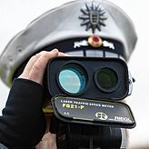 Ein Polizist kontrolliert bei Gottmadingen am Ende der Autobahn A81 mit einem Lasermessgerät die Geschwindigkeit der Fahrzeuge.