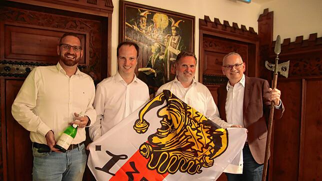 Narrenwirt Markus Buhl, Narrenschreiber Marcel Reiser, Laufnarrenvater Michael Zehnle und Narrenrichter Jürgen Koterzyna bei der ...