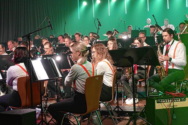 Bild 29: Buäbä & Maidli begeistern während dem 24. Showkonzert der Feuerwehrkapelle Pfohren das Publikum