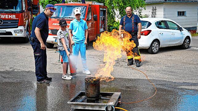Der Feuerlöschtrainer der Furtwanger Feuerwehr ist für die jungen Gäste ein großer Spaß, dient aber auch dem vorbeugenden Brandschutz. ...