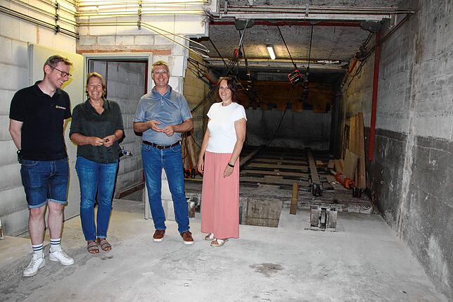 Stadtkommandant Maximilian Mager von der Freiwillige Feuerwehr, Daphne Kephalidis-Walker vom Bauamt, Bürgermeister Joachim Burger und ...
