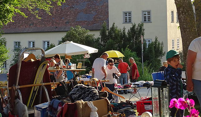 Der Flohmarkt beim Lindenfest geht jedes Jahr bis in die Nacht hinein und am Sonntag dürfen auch die Kinder verkaufen. Für die ...