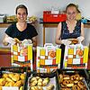 Wenn andere noch schlafen, packen Martina Waldbüßer (links) aus Owingen und Janna Schmitt aus Überlingen in einem Nebenraum der ...