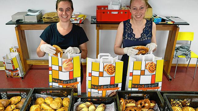Wenn andere noch schlafen, packen Martina Waldbüßer (links) aus Owingen und Janna Schmitt aus Überlingen in einem Nebenraum der ...