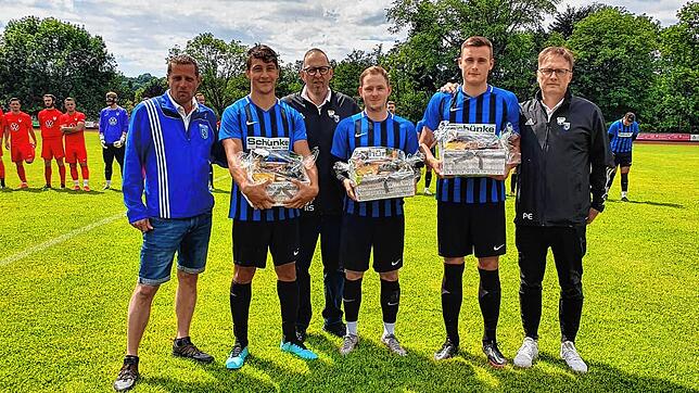 Abschied bei der SG FC Wehr/Brennet: Vorsitzinder Sammy Maier-Lemke von der Spvgg. Brennet-Öflingen verabschiedete vor dem Spiel gegen ...