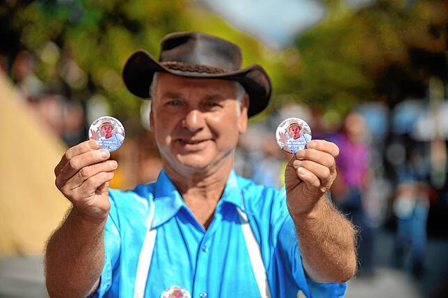 Eigentlich freiwillig, aber wer kann hier schon widerstehen. Rolf Uhrig verkauft 2018 Buttons.