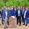 Im Beisein aller Beteiligten haben Landrat Sven Hinterseh (links vorne) und Oberbürgermeister Jürgen Roth den Buntsandsteinfindling ...