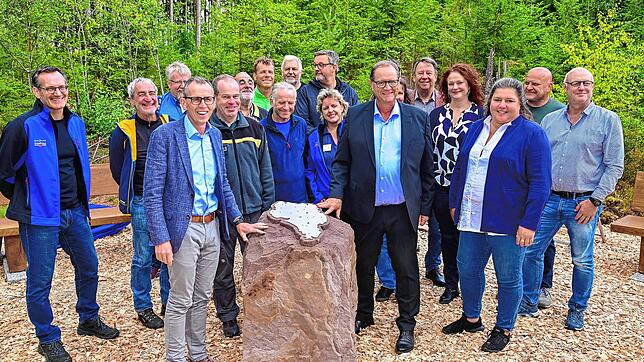 Im Beisein aller Beteiligten haben Landrat Sven Hinterseh (links vorne) und Oberbürgermeister Jürgen Roth den Buntsandsteinfindling ...