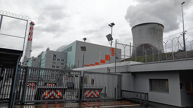 Die Führung über das Gelände des Kernkraftwerks Leibstadt bringt die Besucher zum Kommandoraum und zum 144 Meter hohen Kühlturm.