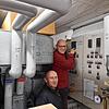 Sie kontrollieren regelmäßig den Verbrauch der Heizzentralen in Rielasingen-Worblingen: Hausmeister Markus Kaltenbrunner zuständig unter ...