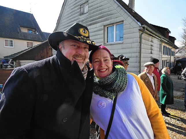 Bild 19: Narrenmarkt Jestetten 2025 strahlt unter der Sonne mit fröhlichen Narren