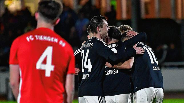 Der SV 08 Laufenburg (schwarze Trikots) jubelt im Derby gegen den FC 08 Tiengen (vorne Deniz Ortancioglu).