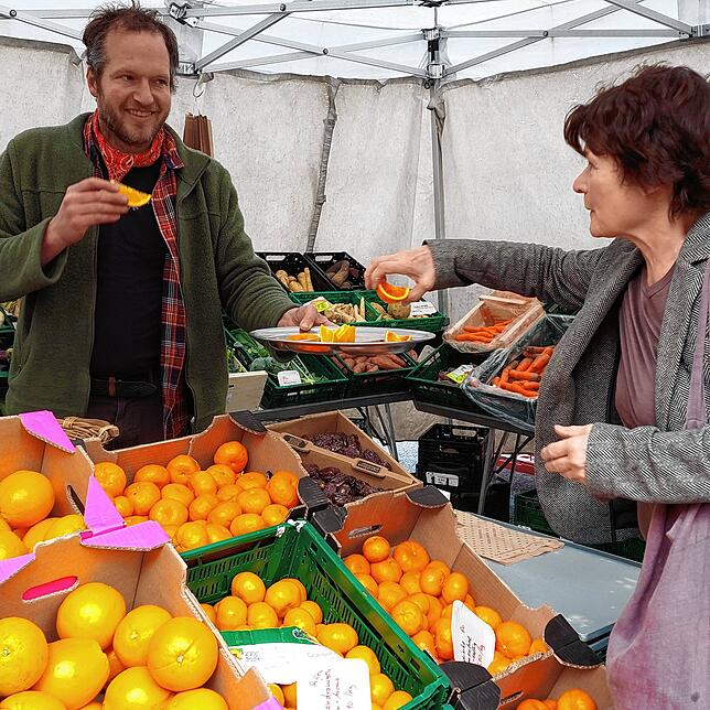 Maria Schorpp ist seit kurzer Zeit Rentnerin und hat wieder Zeit, auf dem Markt einzukaufen. Martin Steingruber von Wegwarte Naturkost ...