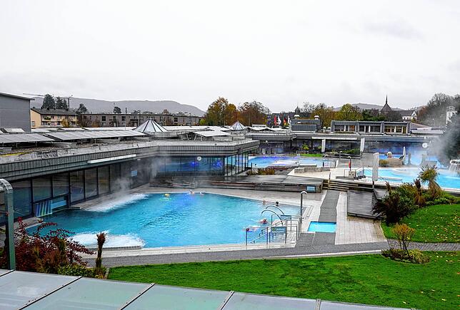 Eingebettet in eine idyllische Landschaft, lockt die Therme Zurzach mit einer breiten Auswahl an Thermalbädern, Saunen und Anwendungen.
