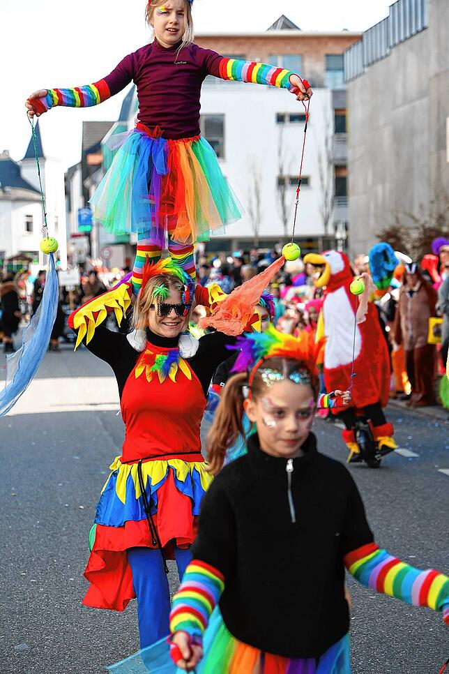 Bild 33: Bunte Kostüme und fröhliche Stimmung beim Fastnachtsumzug 2025