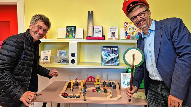 Heinz Ulrich Ziegler, stellvertretender Leiter der VDI-Bezirksgruppe Hochrhein-Lörrach (links), und OB Martin Gruner eröffnen die ...