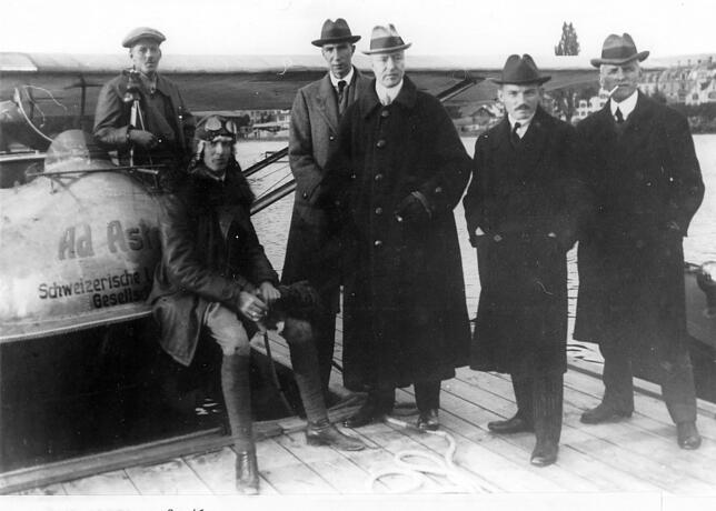 Gehört dem Wasserflugzeug die Zukunft? Das jedenfalls glaubte Claude Dornier (1884-1969), hier mit Technikern, Piloten und dem "Delphin ...