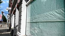 Noch immer zeugen geschlossene Cafés in der Friedrichstraße in Rheinfelden von der Razzia Ende August 2019.