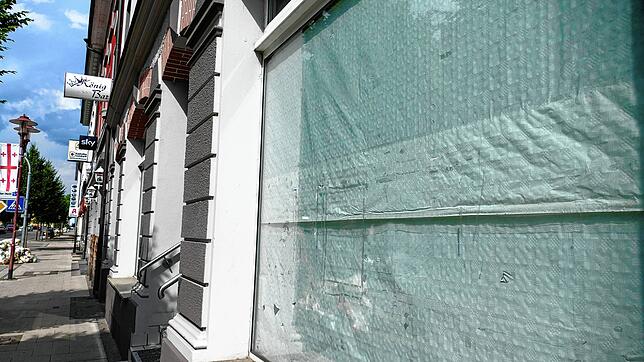 Noch immer zeugen geschlossene Cafés in der Friedrichstraße in Rheinfelden von der Razzia Ende August 2019.