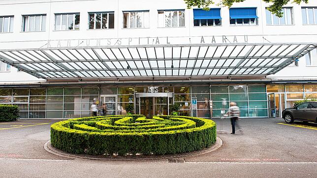 Der Eingang zum Kantonsspital Aarau. Innerhalb kurzer Zeit verlassen zwei Chefärzte der Intensivmedizin die Einrichtung.