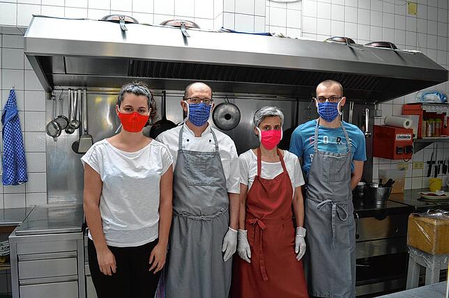 Das Team des Restaurant Bantle mit Küchenmeister Michael Bantle (Zweiter von links), seiner Frau Andrea Bantle (Zweite von rechts), und ...