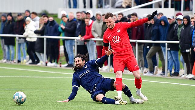 Große Kulisse und heißes Derby: Tomas Masek (rechts) will mit dem FC Tiengen 08 das Derby um den Einzug ins Bezirkspokal-Finale gegen ...