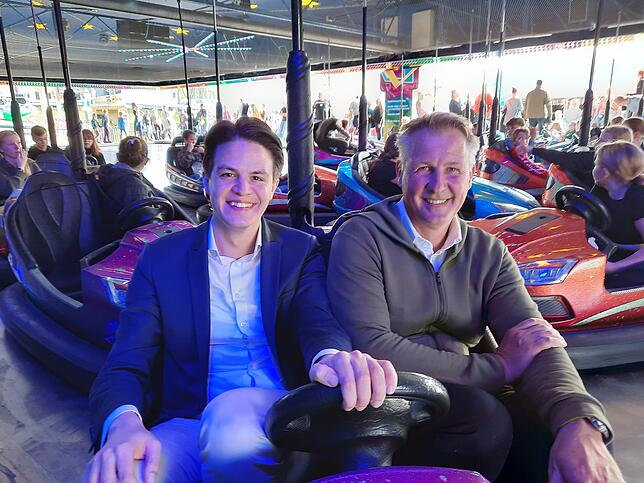Auf dem Schätzelemarkt 2022: Marian Schreier mit dem Rummelplatzplatz-Betreiber Heinz Gebauer.