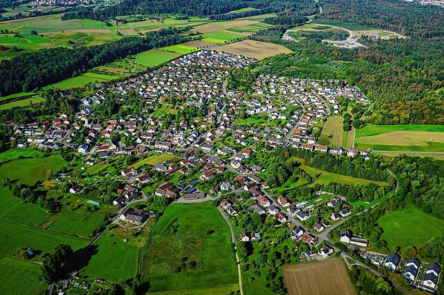 Überlingen am Ried aus der Luft aus 2023: Vergangenes Jahr hatte es mal deutlich gebebt. 2024 ist die Erdbebenserie deutlich ...