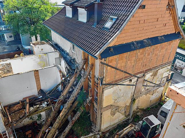 Der Blick von oben auf die Rückseite. Links ist der Torso des gelben Hauses, rechts das einsturzgefährdete Eckhaus Hauptstraße 24, das ...