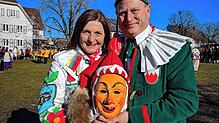 Zunftmeister Tobias Fritz und Oberrölli Katja Göhr freuen sich über die beiden neuen Masken der Katzenrölli.