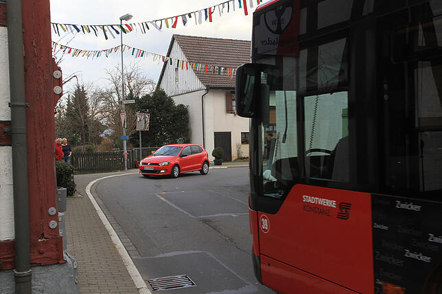 Bild 3: 90 Grad, abgebrochene Außenspiegel und festklemmende Stadtbusse: Wieso diese enge Kurve in Dingelsdorf so berüchtigt ist