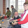 Renate Trömer brachte ihren Radio/CD-Player ins Reparaturcafé. Karl-Heinz Berning nahm sich des Geräts an.